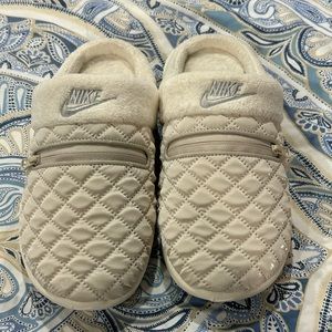 Nike Women's Burrow SE NA Slippers Slip On Quilted Orewood Cream \ Grey Fog .